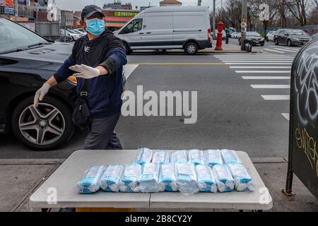 Brooklyn, Vereinigte Staaten Von Amerika. März 2020. Während medizinisches Personal und Ersthelfer dringend Schutzausrüstung wie Gesichtsmasken benötigen, wird ein Straßenhändler, der einen Tisch mit Gesichtsmasken aufstellt, die für 35 Dollar pro Packung verkaufen, wütend, weil er in Brooklyn, New York dokumentiert wurde. Am 20. März 2020. (Foto von Gabriele Holtermann-Gorden/Sipa USA) Credit: SIPA USA/Alamy Live News Credit: SIPA USA/Alamy Live News Stockfoto