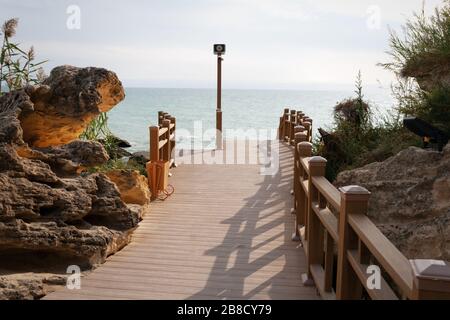 Küste des Kaspischen Meeres. Felsenpfad. Kasachstan. Stadt Aktau. Oktober 2019. Stockfoto