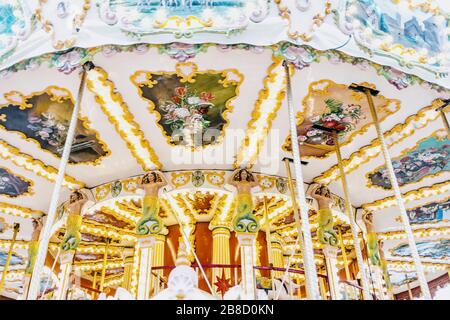 Schön gestaltete, altmodische fröhliche Runde in Biarritz, Frankreich Stockfoto