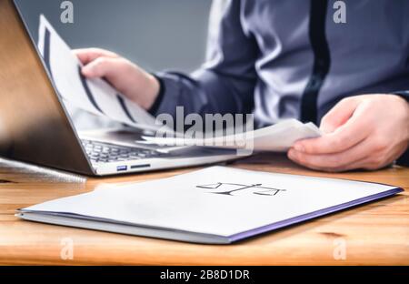 Rechtsanwalt, Staatsanwalt oder Anwalt, der mit juristischen Papieren in Kanzlei und Unternehmen arbeitet. Vielbeschäftigte Rechtsanwältin mit kurzen Dokumenten, Vereinbarung und Vertrag. Stockfoto