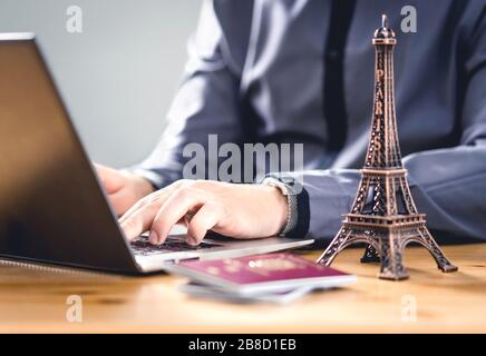 Reisepass für den Urlaub. Reisedokument zur Online-Reservierung oder elektronischen Visa-Identifizierung. Tourismus in der EU. Touristen, die einen Urlaub in Frankreich buchen. Stockfoto