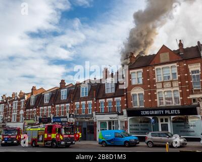 Die Feuerwehr besucht ein brennendes Gebäude an der Priory Road im Norden Londons. Stockfoto