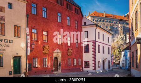 Straße der Altstadt, im Hintergrund Burgmauer, Cesky Krumlov, Siroka Straße, Tschechien Stockfoto
