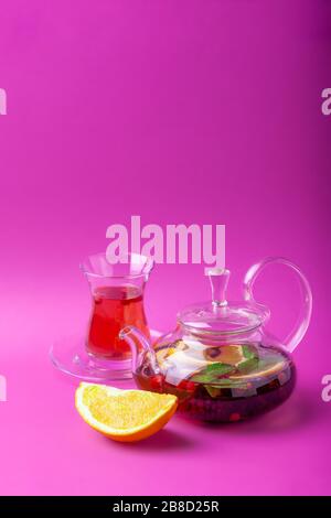 Obsttee mit Beeren im Wasserkocher, türkische Teetasse Stockfoto