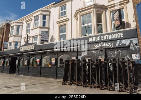 Southend-on-Sea, Großbritannien. März 2020. Chinnerys Musikkneipe ist geschlossen. Obwohl die Sonne draußen ist, sind die Menschen an der Küste in Southend-on-Sea stark reduziert, da Attraktionen und Pubs auf der Golden Mile zu schließen beginnen. Penelope Barritt/Alamy Live News Stockfoto