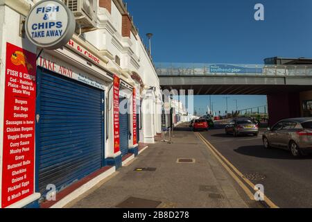 Southend-on-Sea, Großbritannien. März 2020. Eine Reihe meist geschlossener Imbissgeschäfte, Restaurants und Cafés entlang der Marine Parade in Southend-on-Sea, Essex, während der frühen Phasen der COVID-19-Pandemie. Die Szene fängt die ruhige Spannung der Zeit vor der Lockdown ein, mit minimalem Fußverkehr und geschlossenen Geschäften nahe dem Eingang zum Southend Pier. Sichtbare Schilder enthalten Fisch- und Chips-Angebote und andere Fast-Food-Artikel, die den üblichen Touristenhandel in der Gegend widerspiegeln. Penelope Barritt/Alamy Live News Stockfoto