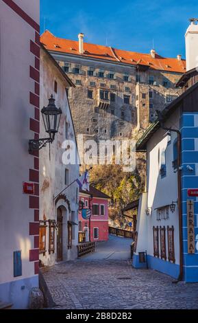 Straße der Altstadt, im Hintergrund Burgmauer, Cesky Krumlov, Siroka Straße, Tschechien Stockfoto