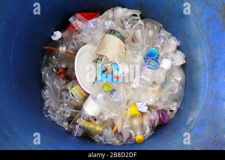 Müll, Mülleimer Kunststoffflasche in der Mülltonne blau Draufsicht, viele Mülleimer Stockfoto