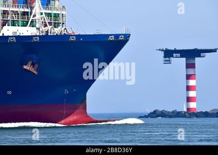 Riesige Containership, die von der Nordsee kommend in den Hafen von Rotterdam bei Hoek van Holland eindringt Stockfoto