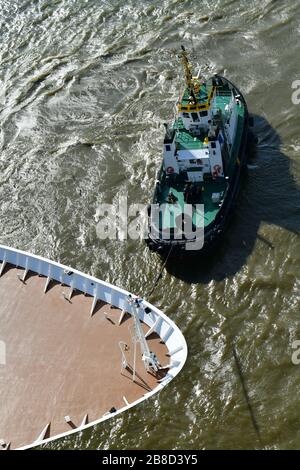 Abschnitt und Nahaufnahme von fast leerem Kreuzfahrtschiff an der Rezeption von oben, das fast abstrakte Linien von Bogen- und Decksmöbeln und Decksglocke zeigt Stockfoto