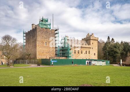 Kilmarnock, Schottland, Großbritannien - 21. März 2020: Die majestätischen Gebäude von Dean Castle in Kilmarnock werden derzeit einer bedeutenden Restaurierung unterzogen und einige p Stockfoto