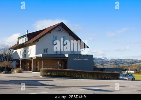 Nussbach, Österreich - 18. Februar 2020: Rente Jageredt 4* in der österreichischen Kleinstadt gegen Berge. Es ist eine Wohnung mit einem Stockfoto