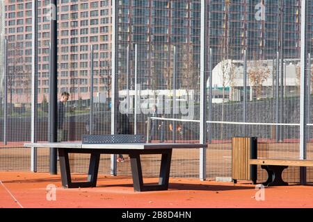 Professioneller Tennistisch im Stadtpark im Freien Stockfoto