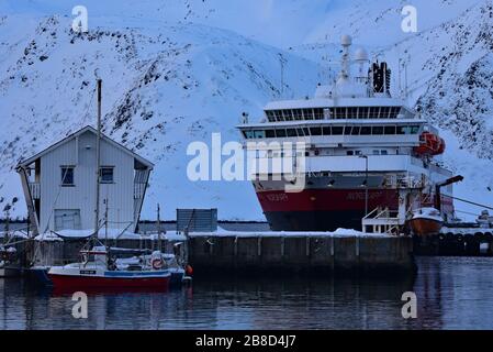 Frau Nordkapp dockte am Hafen von Hønningsvåg an, dem Tor zu Nordkapp, der nordöstlichsten norwegischen Stadt, Troms og Finnmark County, Norwegen, Europa. Stockfoto