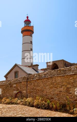 Der Leuchtturm der pointe Saint-Mathieu befindet sich in der Nähe von Le Conquet auf dem Gebiet der Gemeinde Plougonvelin in in Frankreich, die von 20 m hohen clif flankiert wird Stockfoto