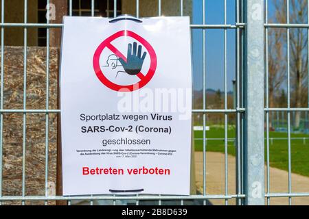 Warnung: "Geschlossenes Spielfeld für Coronavirus - Vorsicht bei der Übertretung" mit grafischem und deutschem Text "geschlossenes Spielfeld" Stockfoto