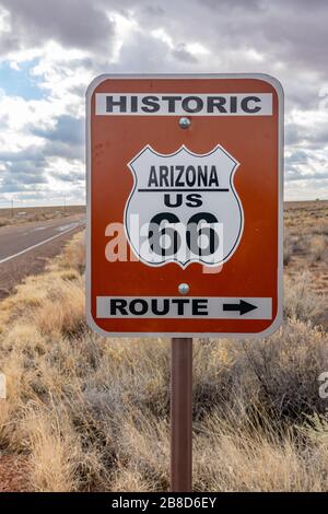 Straßenschild im Petrified Forest National Park in Arizona zur US Route 66 Stockfoto