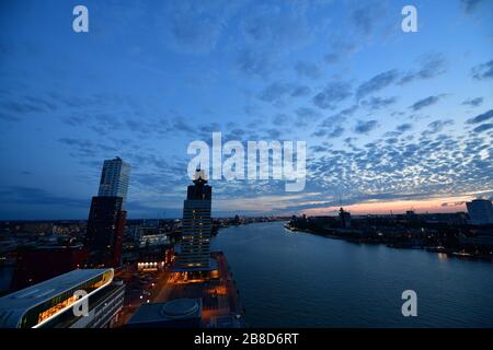 Weitwinkelansicht von einem Hochhaus mit Blick auf die Maas in Richtung Nordsee mit dramatischem Himmel bei Sonnenuntergang, Wolkenkratzer im Fron Stockfoto