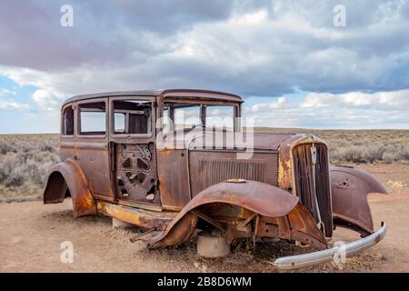 Route 66 Monument und 1932 Studebaker in der Painted Desert des Petrified Forest National Park Stockfoto