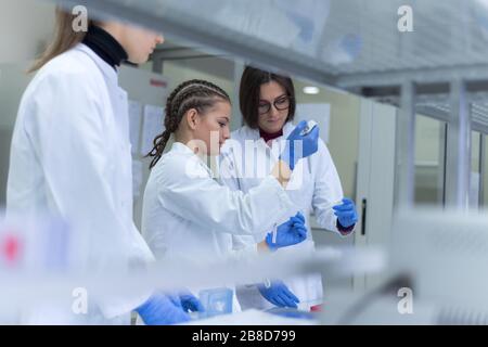 Eine Gruppe von Wissenschaftlern forschen in einem wissenschaftlichen Labor mit fortschrittlicher Technologie. COVID-19. COVID Coronavirus Stockfoto