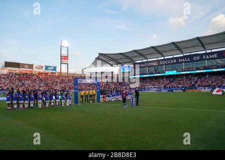 FRISCO. USA. 11. März: Mannschaften der USA und Japans während ihrer Nationalhymne während des SheBelieves Cup Women's International Freundschaftsspiel der USA Frauen gegen Japan Frauen im Toyota Stadium in Frisco, Texas, USA. ***keine kommerzielle Nutzung*** (Foto von Daniela Porcelli/SPP) Stockfoto