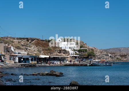 Akrotiri, Griechenland - 19. Juli 2019: Die Cafés und Restaurants entlang der Meeresfront von Akrotiri auf Santorini Stockfoto