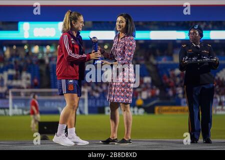 FRISCO. USA. 11. MÄRZ: Alexia Putellas aus Spanien erhält die MVP-Auszeichnung von Kate Markgraf (General Manager des USWNT) während des Internationalen freundschaftlichen Fußballspiels der USA im SheBelieves Cup Frauen 2020 zwischen USA Frauen gegen Japan Frauen im Toyota Stadium in Frisco, Texas, USA. ***keine kommerzielle Nutzung*** (Foto von Daniela Porcelli/SPP) Stockfoto