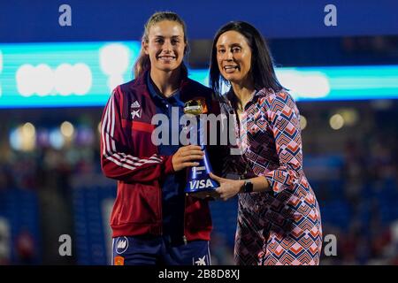 FRISCO. USA. 11. MÄRZ: Alexia Putellas aus Spanien erhält die MVP-Auszeichnung von Kate Markgraf (General Manager des USWNT) während des Internationalen freundschaftlichen Fußballspiels der USA im SheBelieves Cup Frauen 2020 zwischen USA Frauen gegen Japan Frauen im Toyota Stadium in Frisco, Texas, USA. ***keine kommerzielle Nutzung*** (Foto von Daniela Porcelli/SPP) Stockfoto