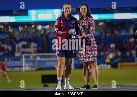 FRISCO. USA. 11. MÄRZ: Alexia Putellas aus Spanien erhält die MVP-Auszeichnung von Kate Markgraf (General Manager des USWNT) während des Internationalen freundschaftlichen Fußballspiels der USA im SheBelieves Cup Frauen 2020 zwischen USA Frauen gegen Japan Frauen im Toyota Stadium in Frisco, Texas, USA. ***keine kommerzielle Nutzung*** (Foto von Daniela Porcelli/SPP) Stockfoto