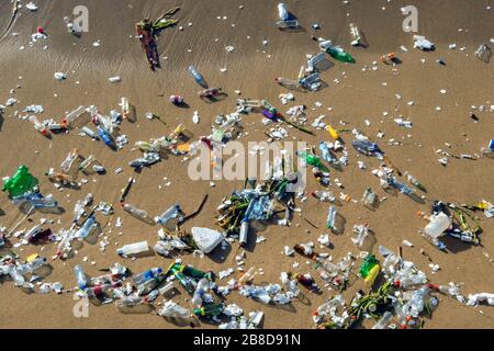 Verschmutzungsproblem mit Plastikmüll an den Stränden Stockfoto