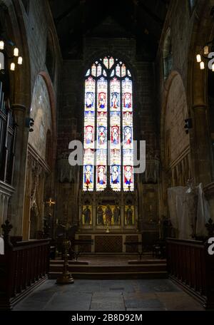 Gloucester, Großbritannien - 08. September 2019: Die Glasfenster und der Marien-Crypt-Altar in der Southgate St Stockfoto