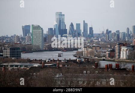 Ein Blick über die Themse des Finanzviertels in Canary Wharf in London, nachdem Premierminister Boris Johnson Pubs, Cafés, Nachtclubs, Bars, Restaurants, Theater, Freizeitzentren und Fitnessstudios in der Nähe des Kampfes gegen Coronavirus bestellt hatte. Stockfoto