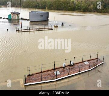 Brunel Lock an der Einfahrt zum Bristol Floating Harbour bei hohen Gezeitenüberschwemmungen des Flusses Avon in einem Hagelsturm fotografiert - Bristol UK Stockfoto