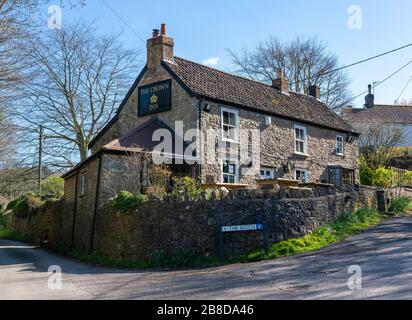 Das öffentliche Haus des Crown Inn im Dorf Churchill am Fuße der Mendip Hills in Somerset UK, einem renommierten Pub Real Ales Stockfoto