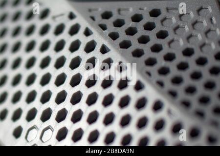 Gelochtes Blech aus Metall, Hintergrund mit Kreisen. Textur Kunststoff mit Loch Stockfoto