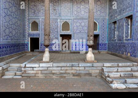 Der Innenhof mit Holztüren, geschnitzten Pfeilern und bemalten Fliesen, Tosh-Chovli oder Khan's Palace, Chiwa, Usbekistan Stockfoto