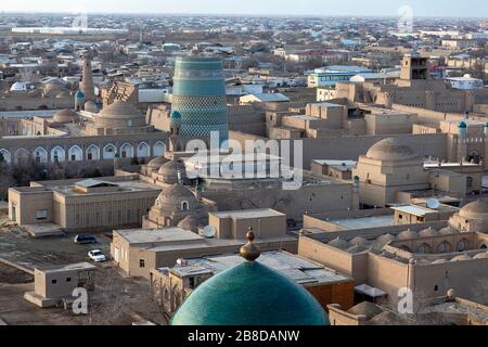 Luftbild vom Minarett der Islam-Khodja madrassa über Itchan-Kala, Khiva, Usbekistan, Zentralasien Stockfoto