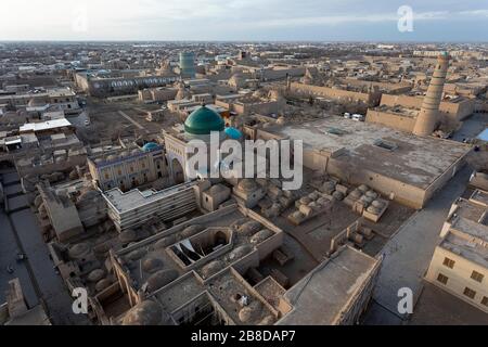 Luftbild vom Minarett der Islam-Khodja madrassa über Itchan-Kala, Khiva, Usbekistan, Zentralasien Stockfoto