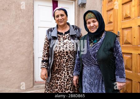 Zwei alte traditionell gekleidete Frauen im Winter in der Altstadt von Chiwa, Usbekistan Stockfoto