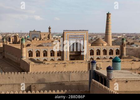 Panoramablick auf die Altstadt von Khiva von der Stadt walla, Usbekistan Stockfoto