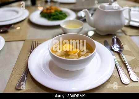 Usbekische Suppe in weißer Schüssel auf dem Tisch im Restaurant, Usbekistan, Chiwa Stockfoto