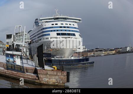 Hafen von Helsinki. Helsinki, Finnland. März 2020. Wegen Coronavirus-Pandemie ist Tallink Silja M/S Silja Serenade nicht in Betrieb. Foto mit Fischaugenobjektiv. Stockfoto