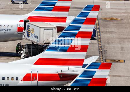 Phoenix, Arizona - 8. April 2019: Flugschwänze von American Airlines am Flughafen Phoenix Sky Harbor (PHX) in Arizona. Stockfoto