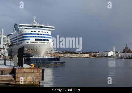 Helsinki, Finnland. März 2020. Tallink Silja M/S Silja Serenade moorierte am Olympia-Terminal Port von Helsinki, der Verkehr wurde wegen Covid-19 eingestellt. Stockfoto