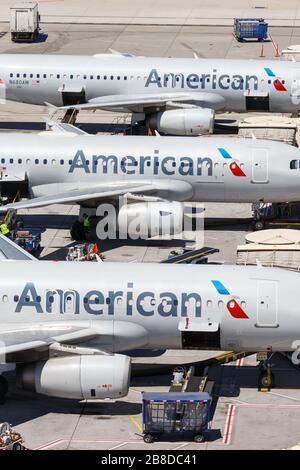 Phoenix, Arizona - 8. April 2019: Airbus A320-Flugzeuge der American Airlines am Flughafen Phoenix Sky Harbor (PHX) in Arizona. Stockfoto