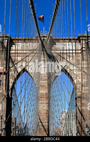 Die Brooklyn Bridge gegen einen blauen Himmel. Stockfoto