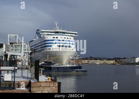 Helsinki, Finnland. März 2020. Tallink Silja M/S Silja Serenade moorierte am Olympia-Terminal Port von Helsinki, der Verkehr wurde wegen Covid-19 eingestellt. Stockfoto