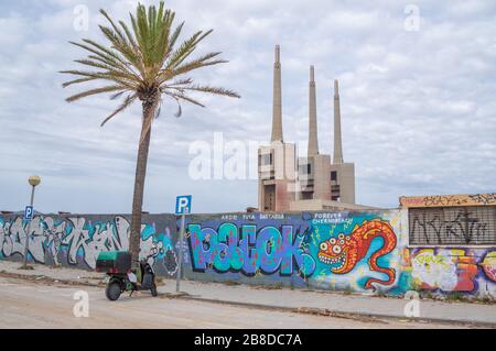 Tres Chimeneas von Sant Adrià de Besòs oder die drei Schornsteine eines stillgelegten thermischen Kraftwerks in Sant Adrià de Besòs in der Nähe von Barcelona Stockfoto