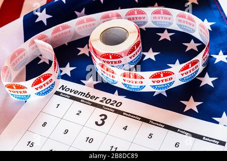 Patriot Hintergrund mit einem Kalender am 3. November 2020, Präsidentschaftswahlen. Stockfoto