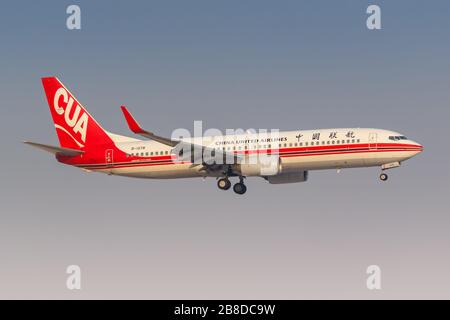 Peking, China - 30. September 2019: China United Airlines Boeing 737-800 Flugzeug am Flughafen Daxing (PKX) in Peking, China. Stockfoto